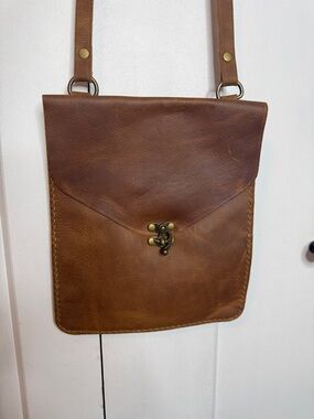 Classic Brown Leather Crossbody Bag with Adjustable Strap